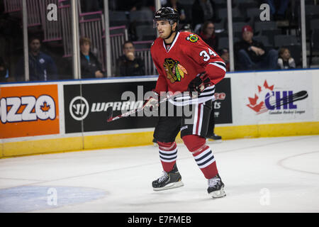 London, Ontario, Kanada.  14. September 2014. Stephen Johns (34) von den Chicago Blackhawks folgt das Spiel während des Spiels zwischen den Pittsburgh Penguins und den Chicago Blackhawks am 2014 NHL Rookie Turnier im Budweiser Gardens gespielt wird. © Mark Spowart/Alamy Live-Nachrichten Stockfoto