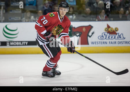 London, Ontario, Kanada.  14. September 2014. Dennis Rasmussen (70) von den Chicago Blackhawks folgt das Spiel während des Spiels zwischen den Pittsburgh Penguins und den Chicago Blackhawks am 2014 NHL Rookie Turnier im Budweiser Gardens gespielt wird. © Mark Spowart/Alamy Live-Nachrichten Stockfoto