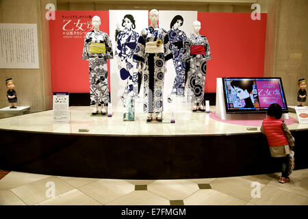 Kleines Mädchen und Yukata zum Verkauf im Takashimaya Kaufhaus, Kyoto, Japan, Asien. Traditionelle japanische Kleidung im Angebot, Damenmode, Kimono Stockfoto