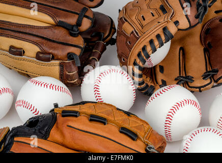 Sammlung von baseball Handschuhe und baseballs. Stockfoto
