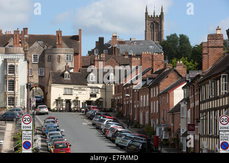 Niedrigeren breiten Tor und St. Laurence Church, Broad Street, Ludlow, Shropshire, England, Vereinigtes Königreich, Europa Stockfoto