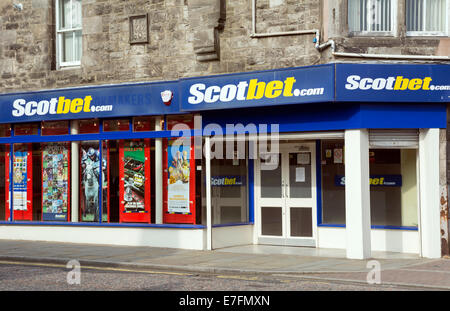 Ein Wettbüro auf der High Street in einem schottischen Dorf in der Nähe von Edinburgh. Stockfoto