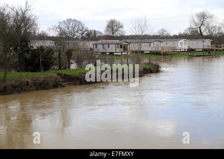 Der Fluss Avon in Überschwemmung bei Welford on Avon, Warwickshire Stockfoto