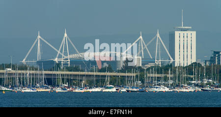Das Millennium Stadium und BT Tower betrachtet von Bucht von Cardiff, Cardiff, Südwales.  Tel: 02920 3611 Stockfoto