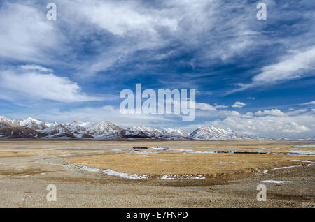 Herrliche Aussicht auf die Höhenlage tibetischen Hochebene und bewölktem Himmel in Qinghai Provinz Stockfoto