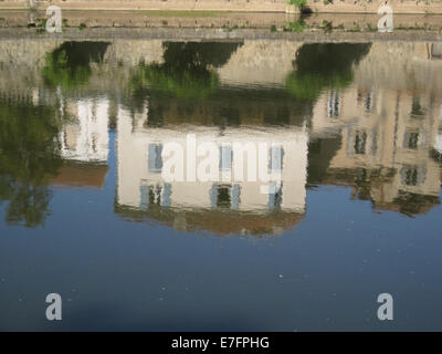 Reflexion in den Fluss Averyon, de Saint Antonin Noble Val SW Frankreich Stockfoto