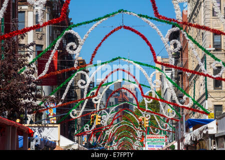 Fest des San Gennaro in der Mulberry Street in Little Italy, New York, zeigt die hängenden Dekorationen und das Empire State Building Stockfoto