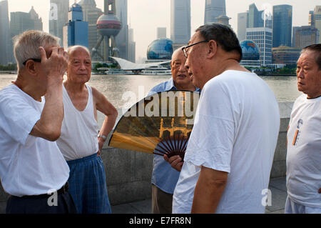 China, Shanghai, morgen Tai Chi Übung am Bund. Shanghi Bund: Am frühen Morgen Tai Chi Übungen mit Schwertern auf dem Bund in Stockfoto