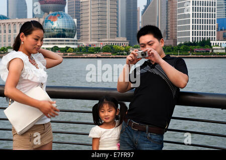 Der Bund-Promenade, Shanghai, China. Skyline von Shanghai China Shanghai Tourist betrachtet über den Huangpu-Fluss vom Bund. Bin Ji Stockfoto