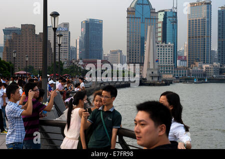 Der Bund-Promenade, Shanghai, China. Skyline von Shanghai China Shanghai Tourist betrachtet über den Huangpu-Fluss vom Bund. Bin Ji Stockfoto