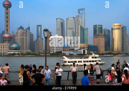 Der Bund-Promenade, Shanghai, China. Skyline von Shanghai China Shanghai Tourist betrachtet über den Huangpu-Fluss vom Bund. Bin Ji Stockfoto