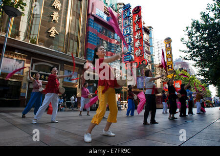 China, Shanghai, Nanjing Road, Tai Chi, Übungen, Menschen vor dem öffnen die Geschäfte. Abend, Tai Chi Gruppe trainieren auf Nanjing Stockfoto