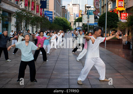 China, Shanghai, Nanjing Road, Tai Chi, Übungen, Menschen vor dem öffnen die Geschäfte. Abend, Tai Chi Gruppe trainieren auf Nanjing Stockfoto