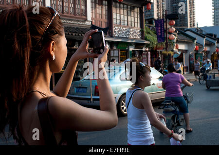 Fotografiert durch kleine Geschäfte in der Altstadt, Shanghai, China. Die Altstadt von Shanghai, Shanghai Lăo Chéngxiāng auch bilden Stockfoto