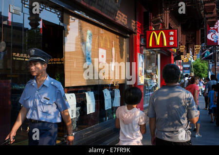 MC Donnalds um kleine Geschäfte in der Altstadt, Shanghai, China. Ein Mc Donalds Schild in Shanghai, China. Die alte Stadt von Shan Stockfoto