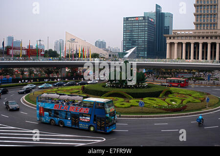 Kreisverkehr im Finanzviertel Lujiazui, in Pudong in Shanghai, China. Shanghai International Finance Centre, in der Regel abbrevi Stockfoto