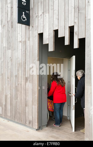 Behinderten im Rollstuhl / Rollstuhl betritt die Toilette / Toilette / WC in Stonehenge / Stone Henge Website, Wiltshire. UK Stockfoto