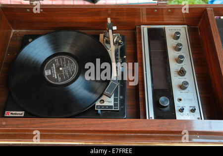 Antike nationale Marke Vinyl-Plattenspieler mit soliden Anpassungsbereich. Stockfoto