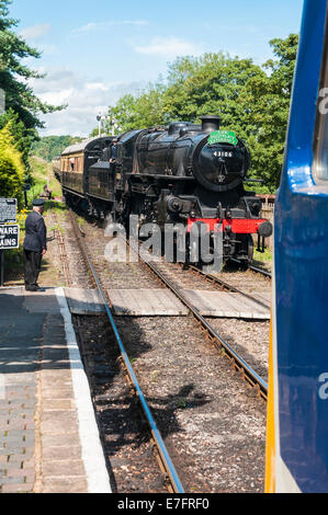 Dampflok der Ivatt-Klasse 4 fährt mit dem Personenzug in den Bahnhof Hampton Loade mit der Severn Valley Railway Stockfoto