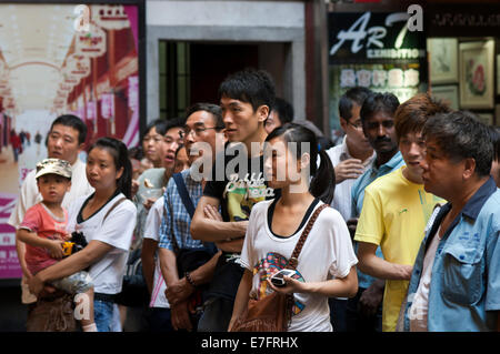 Personen, die Shanghai Puppet Show in der alten Stadt, Shanhai sehen. Die Chinesen lieben ihre Kinder und sind eingeschränkt, wenn Stadt dw Stockfoto