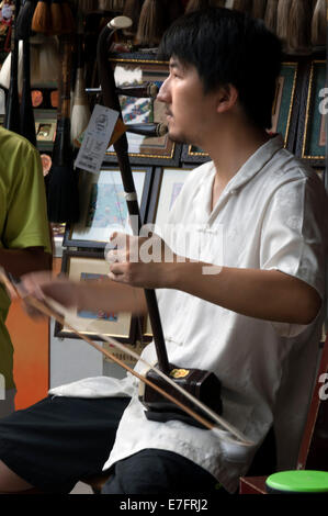 Traditionelle Musikinstrument in der alten Stadt von Shanghai zu spielen. Saiteninstrument, Sanxian genannt. Die Sanxian ist ein Chinese Stockfoto