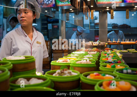 Restaurant in der Altstadt, Shanghai. Bambus-Dampfer-Tabletts mit Dim Sum Auswahl im kleinen Restaurant in der ehemaligen Stadt Gottes Tempel auf Stockfoto