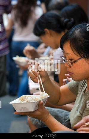 Zwei junge chinesische Frauen genießen Nanxiang Dumpling House Yuyuan Bazar alte Stadt Shanghai China. Restaurant in der Altstadt, Shan Stockfoto