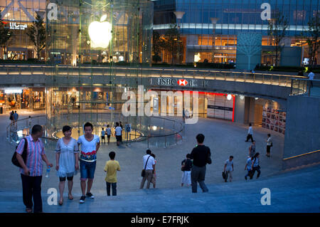 Apple Computer Store im Finanzviertel Lujiazui in Pudong in Shanghai, China. Ansicht des großen modernen Apple Store in Shanghai Stockfoto