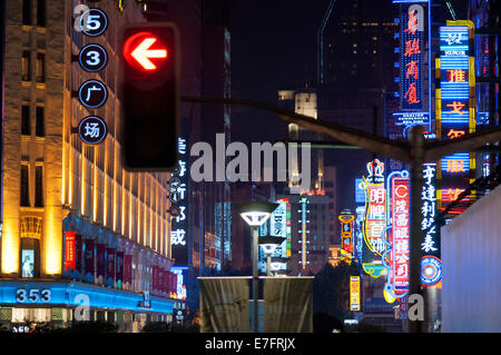 Neon Schilder Werbung in Nanjing Road in der Nacht, Shanghai. Nanjing Road (Chinesisch: 南京路; Pinyin: Nánjīng Lù) ist die wichtigste Shopp Stockfoto