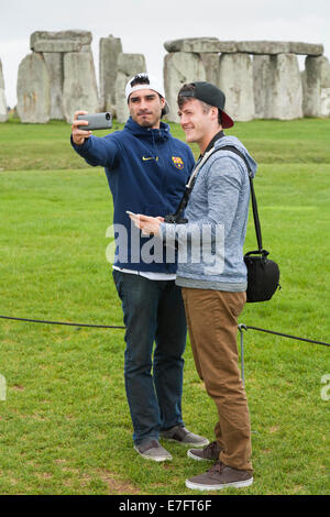 Stonehenge / Stone Henge mit Touristen / Tourist Selfie fotografieren / Fotos / Self Portrait Bild / Bilder. UK Stockfoto