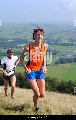 Lady fiel Läufer laufen auf einem steilen Hügel Stockfoto