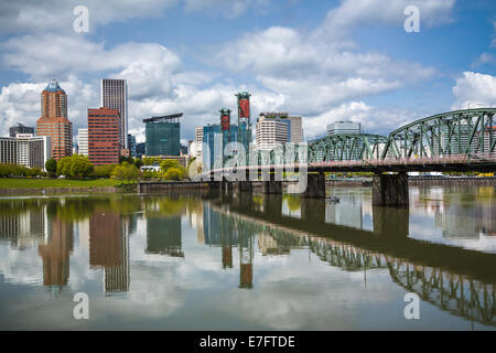 Die Skyline der Stadt und die Hawthorne Bridge über den Willamette River in Portland, Oregon, USA. Stockfoto