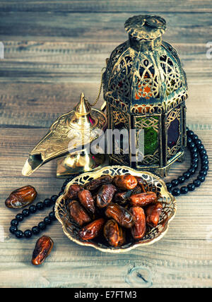 Termine, Arabische Laterne und Rosenkranz. Orientalische Dekoration. Retro-Stil getönten Bild Stockfoto