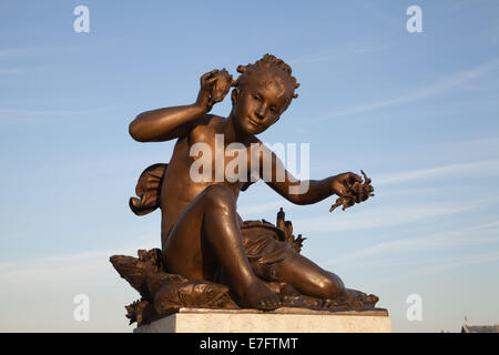 Mädchen mit Schale. Der Pont Alexandre III, Paris, Frankreich. Stockfoto
