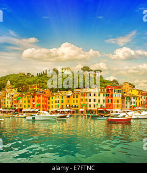 Sonnenuntergang in Portofino Dorf an der ligurischen Küste, Italien. mediterranen Meer Landschaft. Lebhafte Farben mit Sonne glänzen effektiver Stockfoto