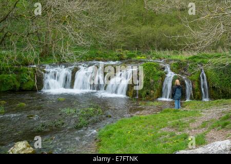 Blick auf den Fluß Lathkill Lathkill Dale, Peak District National Park, Derbyshire, England, Mai Stockfoto