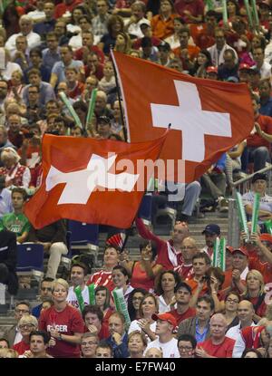 Palexpo, Genf, Schweiz. 12. Sep, 2014. Davis Cup Tennis Smei-Finale. Schweiz vs. Italien. Schweizer Fans bekommen animierte Schweiz Italien mit einem Score von 3 Spiele, 2 überwand und avancierte zum Finale. © Aktion Plus Sport/Alamy Live-Nachrichten Stockfoto