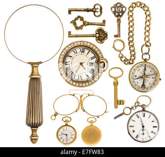 Sammlung von goldenen Vintage Accessoires, Schmuck und Objekte. Antike Schlüssel, Uhr, Lupe, Kompass, Gläser, isoliert auf weiß ba Stockfoto