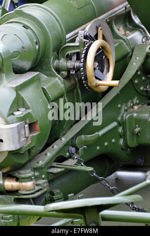 Verschlusses, laden, Zielen und schießen Steuerelemente eine britische Armee WW1 18-Pfünder Feldkanone Stockfoto