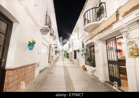 Typische Straße in der Nacht in der berühmten weißen Dorf Mijas, Malaga, Spanien. Stockfoto