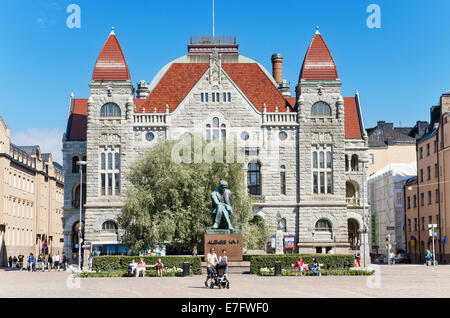 HELSINKI, Finnland - Juni 22: Finnische Nationaltheater und Alexander Kivi Skulptur am 22. Juni 2013. Wahrzeichen in Helsinki Stockfoto