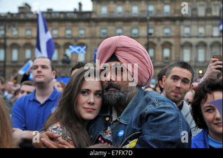 Glasgow, Schottland. 16. September 2014. Schottische Unabhängigkeit Rallye. Sender und Schriftsteller Hardeep Singh Kohli ja Menge an schottische Unabhängigkeit rally in George Square, Glasgow. Bildnachweis: Tony Clerkson/Alamy Live-Nachrichten Stockfoto