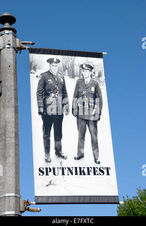 Sputnikfest Banner Manitowoc, Wisconsin Strassenfest wo gelandet ist Teil des russischen Satelliten Sputnik im Jahr 1962 Stockfoto