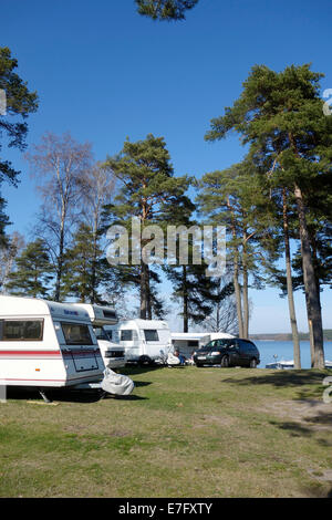 Wohnmobil und Wohnwagen einer Linie in Örnäs Campingplatz, Åmål, Schweden Stockfoto