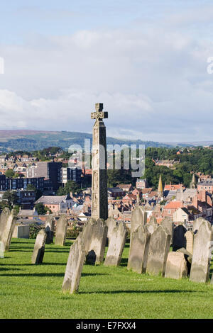 Denkmal für Caedmon, Whitby, auf dem Gelände des St. Marien Kirche. Stockfoto