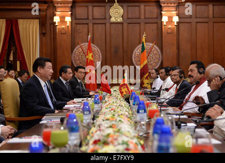 Colombo, Sri Lanka. 16. Sep, 2014. Chinesischen Staatspräsidenten Xi Jinping (1. L) und seinen srilankischen Amtskollegen Mahinda Rajapaksa (2. R) Gespräche in Colombo, Sri Lanka, 16. September 2014. © Ma Zhancheng/Xinhua/Alamy Live-Nachrichten Stockfoto