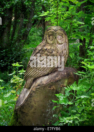 Kettensäge-Skulptur Eule auf Baumstumpf Stockfoto