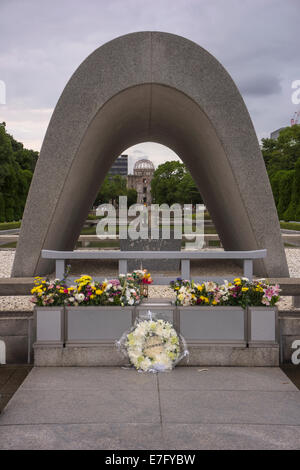 Hiroshima, Japan - 18. August 2014: Besucher in der Peace Memorial Park in Hiroshima, die das Erbe der Hirosh gewidmet ist Stockfoto