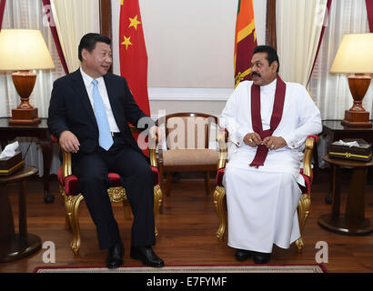 Colombo, Sri Lanka. 16. Sep, 2014. Chinesische Präsident Xi Jinping (L) und seinen srilankischen Amtskollegen Mahinda Rajapaksa führen Gespräche in Colombo, Sri Lanka, 16. September 2014. Bildnachweis: Ma Zhancheng/Xinhua/Alamy Live-Nachrichten Stockfoto