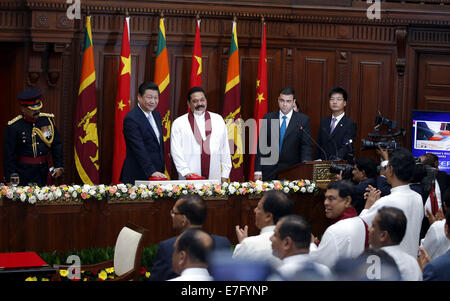 Colombo, Sri Lanka. 16. Sep, 2014. Chinesischen Staatspräsidenten Xi Jinping (2 L) und seinen srilankischen Amtskollegen Mahinda Rajapaksa (3. L) besuchen, einen Video-Link Einführung eines Kohlekraftwerks in Colombo, Sri Lanka, 16. September 2014. Bildnachweis: Ju Peng/Xinhua/Alamy Live-Nachrichten Stockfoto